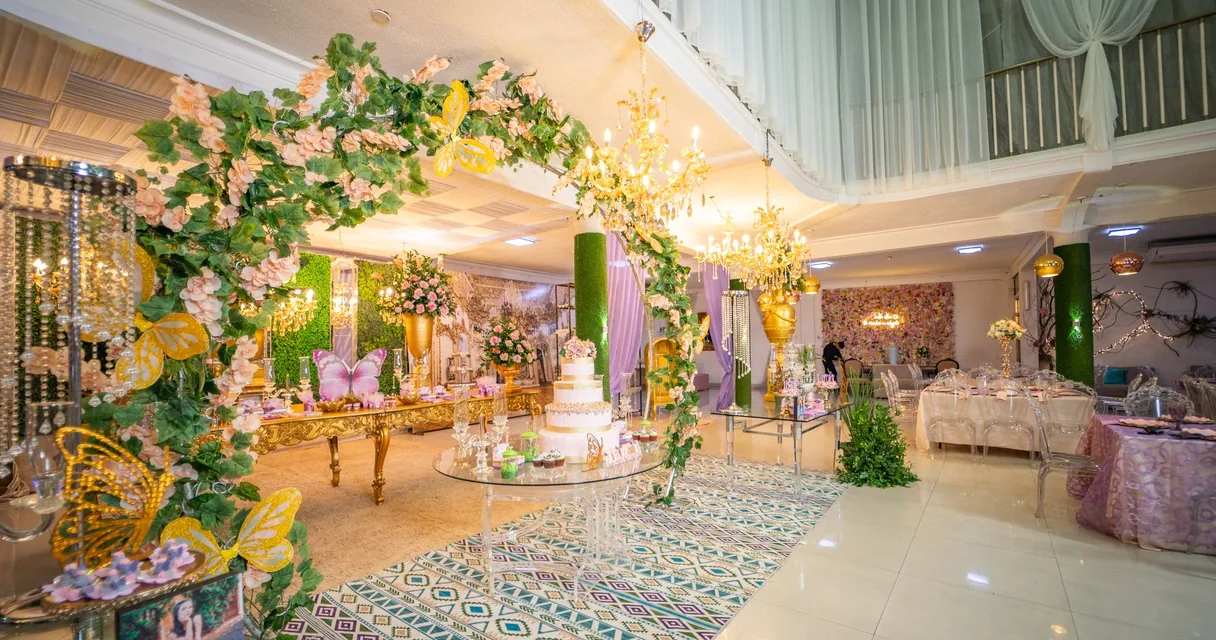 Salão de festas decorado com flores e mesas