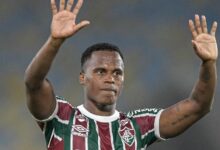 Arias se despede da torcida do Fluminense após jogo contra o Cruzeiro no Brasileirão