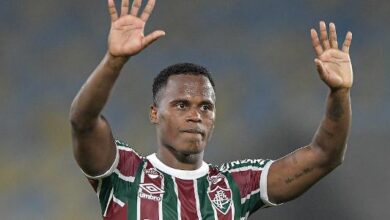 Arias se despede da torcida do Fluminense após jogo contra o Cruzeiro no Brasileirão