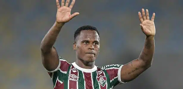 Arias se despede da torcida do Fluminense após jogo contra o Cruzeiro no Brasileirão
