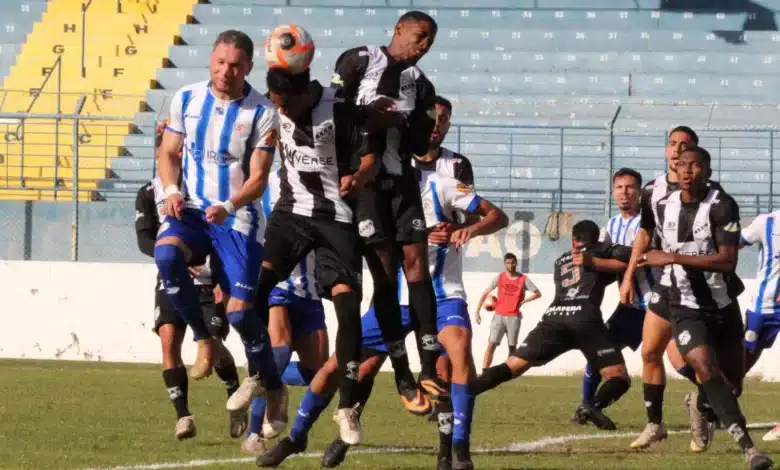 Foguinho de cabeça marcou o único gol do jogo (Foto: Edio Jr. / Jornal da Manhã)