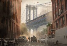 A imagem mostra uma rua urbana devastada, com veículos danificados e destroços espalhados pelo chão. Ao fundo, destaca-se a ponte Manhattan, que está parcialmente visível. O céu está nublado e há uma atmosfera de caos, com fumaça e helicópteros no ar. Dois soldados estão posicionados em primeiro plano, observando a cena.