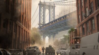 A imagem mostra uma rua urbana devastada, com veículos danificados e destroços espalhados pelo chão. Ao fundo, destaca-se a ponte Manhattan, que está parcialmente visível. O céu está nublado e há uma atmosfera de caos, com fumaça e helicópteros no ar. Dois soldados estão posicionados em primeiro plano, observando a cena.