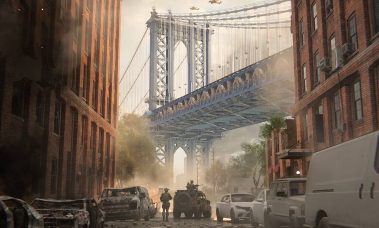 A imagem mostra uma rua urbana devastada, com veículos danificados e destroços espalhados pelo chão. Ao fundo, destaca-se a ponte Manhattan, que está parcialmente visível. O céu está nublado e há uma atmosfera de caos, com fumaça e helicópteros no ar. Dois soldados estão posicionados em primeiro plano, observando a cena.