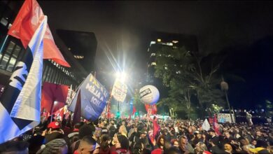 Avenida Paulista tem bloqueio com manifestação contra taxa de Trump e críticas ao Congresso