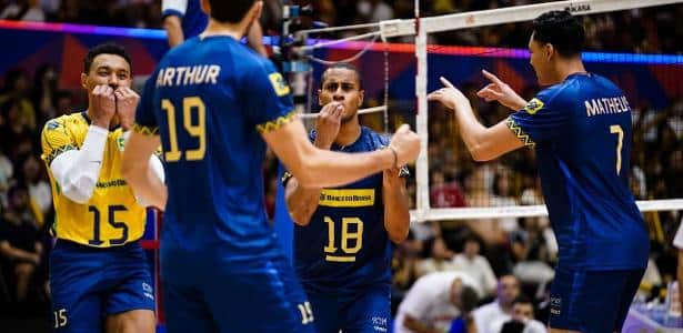 Jogadores do Brasil celebram durante vitória contra a Turquia, na Liga das Nações de Vôlei