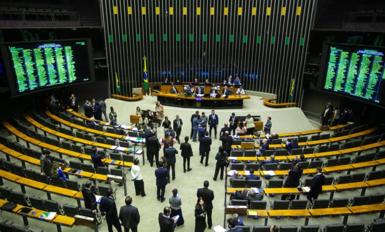Câmara aprova urgência de projeto que cria benefícios para indústria química e pode custar R$ 5 bi ao ano