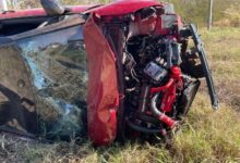 Carros capotam após colisão na SP-318