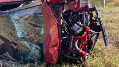 Carros capotam após colisão na SP-318
