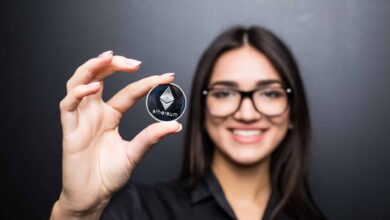 Mulher segurando Ethereum corretora brasileira