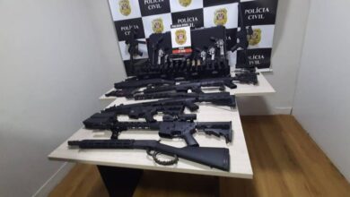 Armas de grosso calibre sobre uma mesa
