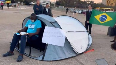 Deputado do PL acampa em frente ao STF e usa fita na boca em apoio a Bolsonaro