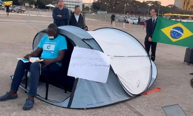 Deputado do PL acampa em frente ao STF e usa fita na boca em apoio a Bolsonaro