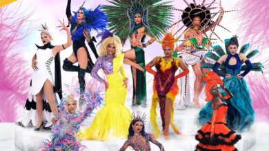 A imagem apresenta um grupo de drag queens em um cenário vibrante e colorido. Elas estão vestidas com trajes elaborados e extravagantes, cada uma com um estilo único. O fundo é decorado com elementos festivos e coloridos, criando uma atmosfera de celebração. No topo da imagem, está o título