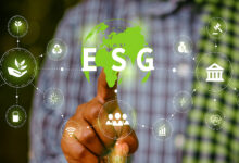 Mão negra feminina toca tela virtual com ícones representando práticas ESG e sustentabilidade.
