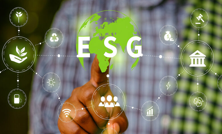 Mão negra feminina toca tela virtual com ícones representando práticas ESG e sustentabilidade.
