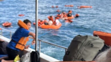 VÍDEO: Embarcações colidem e barco afunda