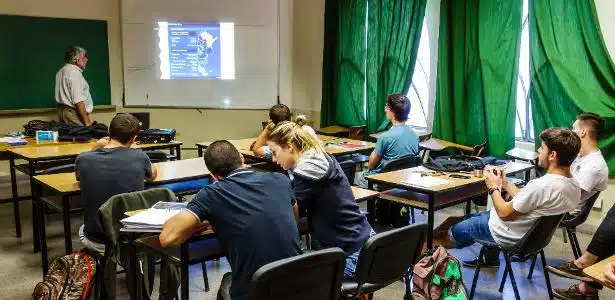 Objetivo é ajudar estudantes com dificuldades financeiras, segundo o MEC