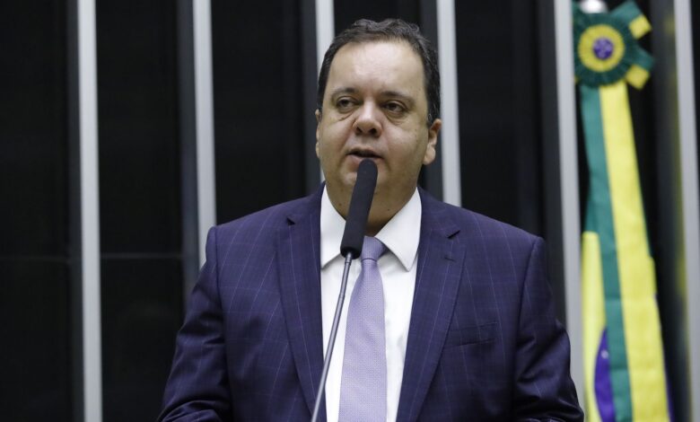 Felipe Neto se pronuncia após irmão desabafar por falta de ajuda financeira
