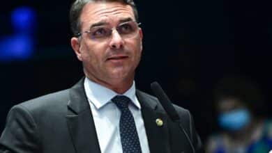 Flávio Bolsonaro condena demissão de Washington Reis; Bacellar reage e ameaça desistir de candidatura