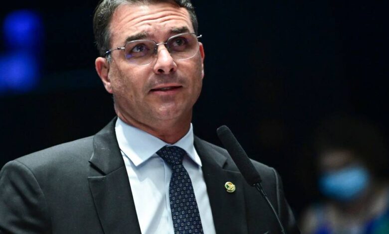 Flávio Bolsonaro condena demissão de Washington Reis; Bacellar reage e ameaça desistir de candidatura