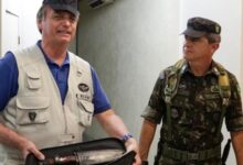 26.jul.2019 - Bolsonaro e o general Mario Fernandes em quartel do Exército em Goiânia