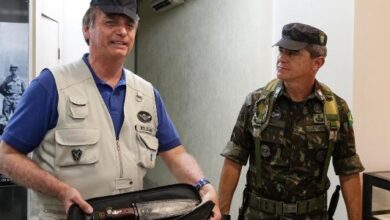 26.jul.2019 - Bolsonaro e o general Mario Fernandes em quartel do Exército em Goiânia