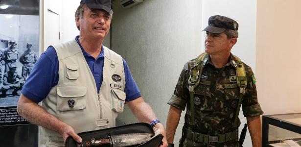 26.jul.2019 - Bolsonaro e o general Mario Fernandes em quartel do Exército em Goiânia