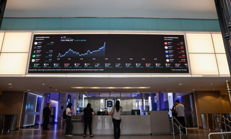Ibovespa perde os 138 mil pontos de olho em tarifa dos EUA sobre o Brasil