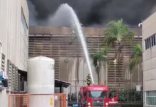 VÍDEO: Incêndio de grandes proporções atinge galpões em Barueri (SP)