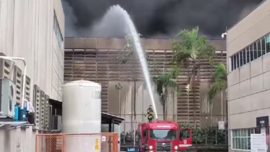 VÍDEO: Incêndio de grandes proporções atinge galpões em Barueri (SP)