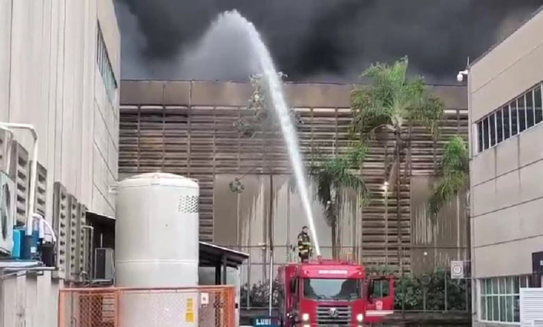 VÍDEO: Incêndio de grandes proporções atinge galpões em Barueri (SP)