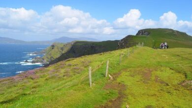 Governo da Irlanda paga até R$ 455 mil para quem quiser viver e reformar casa em ilha remota