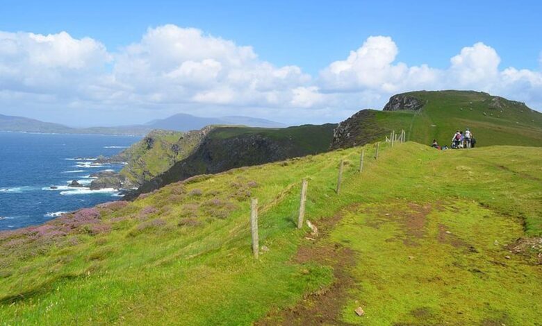Governo da Irlanda paga até R$ 455 mil para quem quiser viver e reformar casa em ilha remota