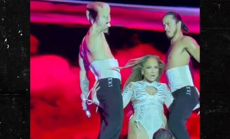 Jennifer Lopez Hits Different Sexual Positions During Concert, on Video