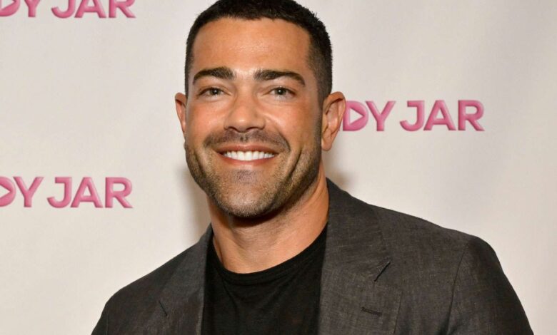 Jesse Metcalfe arrives to the
