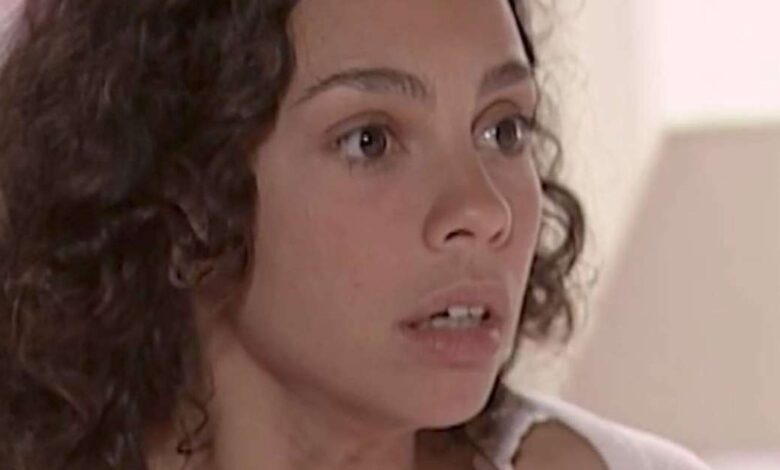 Joyce deixa escapar que Helena viajou com Carlos
