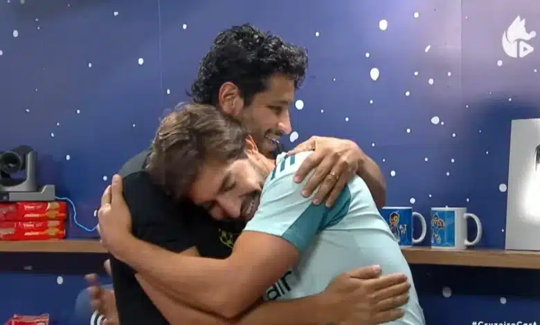 Lucas Silva 'invade' entrevista de ídolo do Cruzeiro na Toca II: 'Meu irmão'