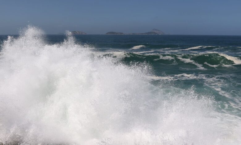 Marinha mantém alerta de ondas fortes no Rio até quinta-feira