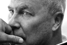 Morre Bob Wilson, expoente do teatro experimental, aos 83 - 31/07/2025 - Ilustrada