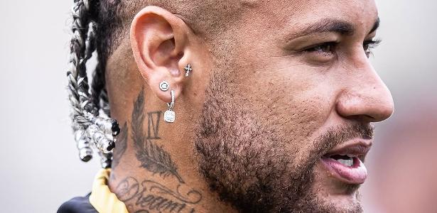 Jogador apareceu no gramado com trancinhas nas cores do clube paulista