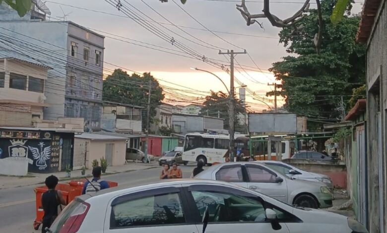 Três ônibus são sequestrados e viram barricadas no Complexo da Pedreira