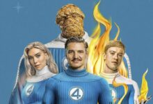 A imagem apresenta quatro personagens em trajes azuis, representando o Quarteto Fantástico. No centro, um homem com um sorriso usa um traje azul com o número quatro em seu peito. À esquerda, uma mulher com cabelo loiro e liso está ao lado dele. Atrás deles, um personagem rochoso, conhecido como Coisa, se destaca. À direita, um homem com cabelo loiro e chamas ao redor de seu corpo representa o Tocha Humana. O fundo é azul claro, e a imagem tem um contorno em tom creme.