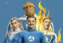 A imagem apresenta quatro personagens em trajes azuis, representando o Quarteto Fantástico. No centro, um homem com um sorriso usa um traje azul com o número quatro em seu peito. À esquerda, uma mulher com cabelo loiro e liso está ao lado dele. Atrás deles, um personagem rochoso, conhecido como Coisa, se destaca. À direita, um homem com cabelo loiro e chamas ao redor de seu corpo representa o Tocha Humana. O fundo é azul claro, e a imagem tem um contorno em tom creme.