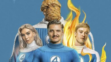 A imagem apresenta quatro personagens em trajes azuis, representando o Quarteto Fantástico. No centro, um homem com um sorriso usa um traje azul com o número quatro em seu peito. À esquerda, uma mulher com cabelo loiro e liso está ao lado dele. Atrás deles, um personagem rochoso, conhecido como Coisa, se destaca. À direita, um homem com cabelo loiro e chamas ao redor de seu corpo representa o Tocha Humana. O fundo é azul claro, e a imagem tem um contorno em tom creme.