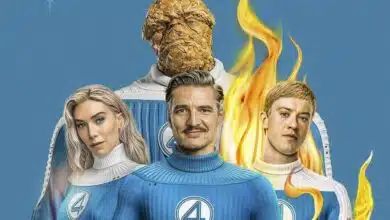 A imagem apresenta quatro personagens em trajes azuis, representando o Quarteto Fantástico. No centro, um homem com um sorriso usa um traje azul com o número quatro em seu peito. À esquerda, uma mulher com cabelo loiro e liso está ao lado dele. Atrás deles, um personagem rochoso, conhecido como Coisa, se destaca. À direita, um homem com cabelo loiro e chamas ao redor de seu corpo representa o Tocha Humana. O fundo é azul claro, e a imagem tem um contorno em tom creme.