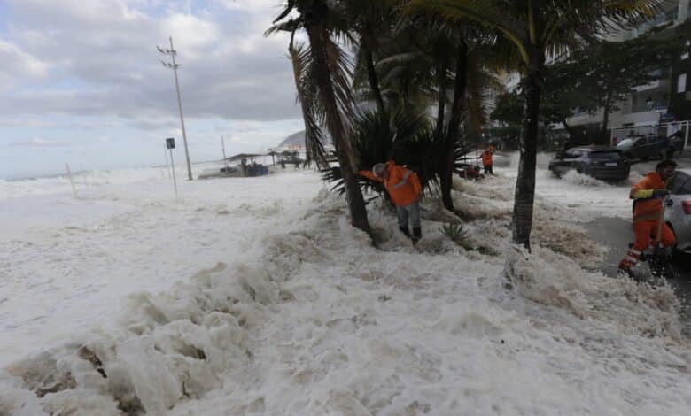 Após invadir a orla do Rio, ressaca continua nesta quarta, mas tende a perder intensidade; veja como se proteger