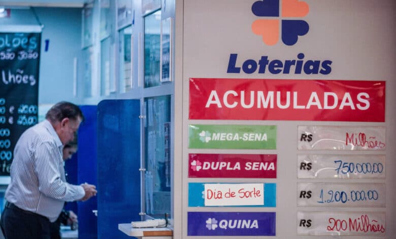 A imagem mostra um ambiente de loteria, com um homem em pé ao lado de um balcão. Na parede, há um cartaz grande com a palavra