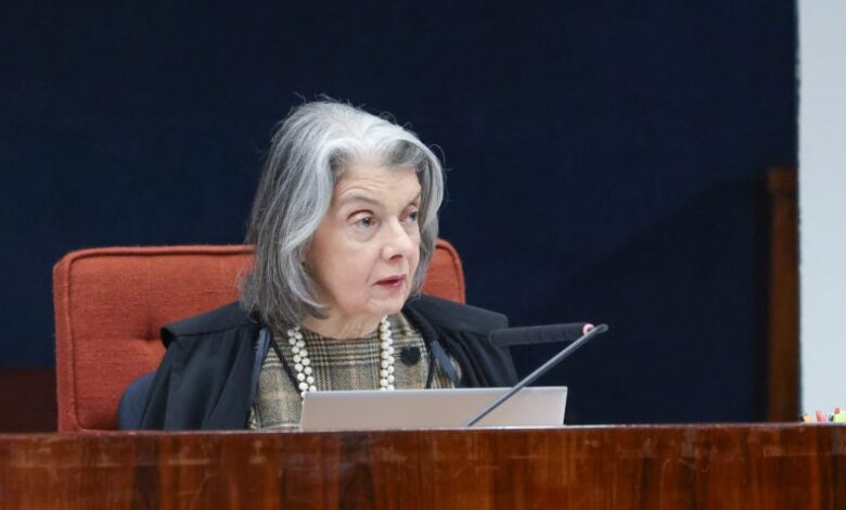 Senadores protocolam pedido de impeachment contra Cármen Lúcia