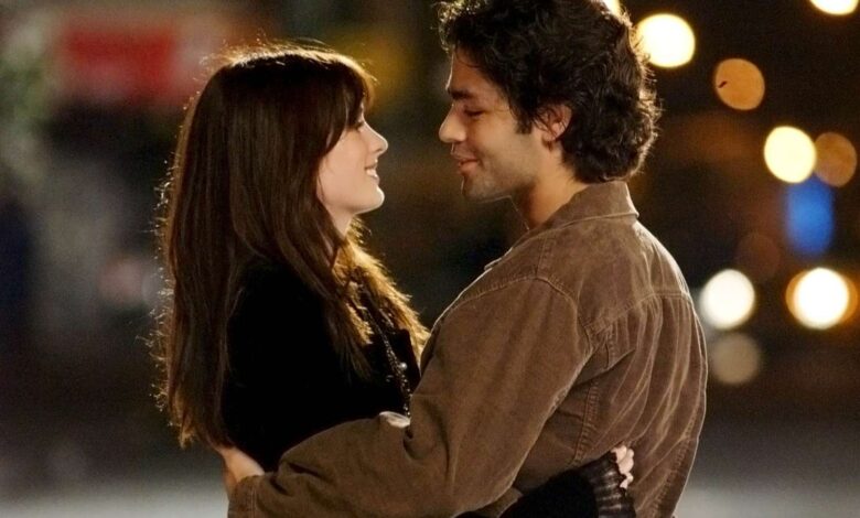 Anne Hathaway and Adrian Grenier in